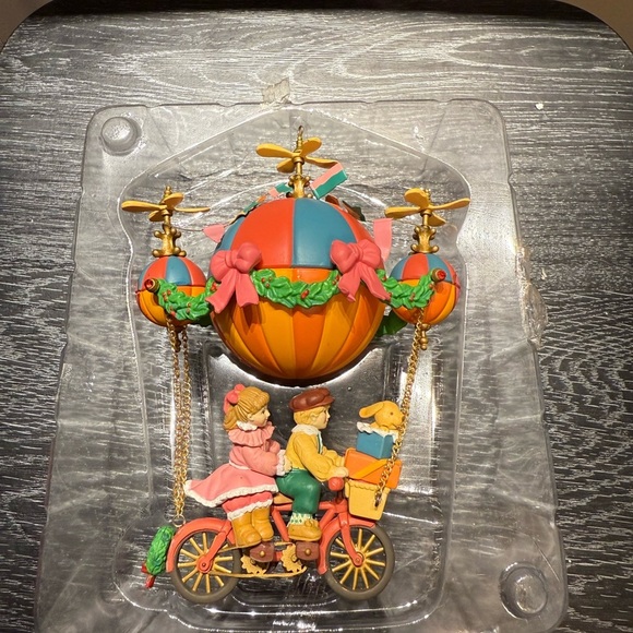 Carlton Cards Festive Hot Air Balloon Ornament - Picture 7 of 8